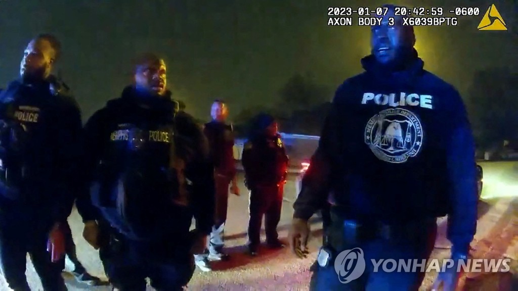경찰 폭력에 숨진 20대 흑인 주변에 늘어선 경찰관들의 모습