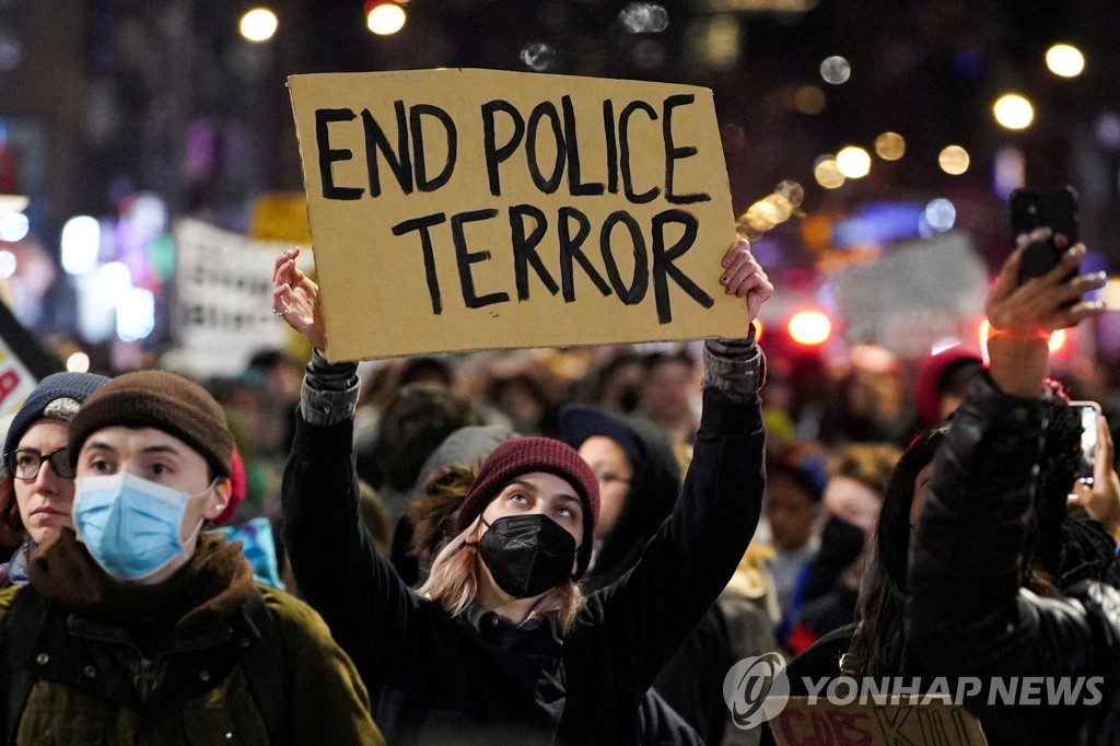 28일 뉴욕에서 경찰 폭력 규탄 시위를 벌이는 시민들