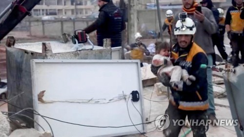 시리아 반군 지역에서 어린이 구조한 구조대원
