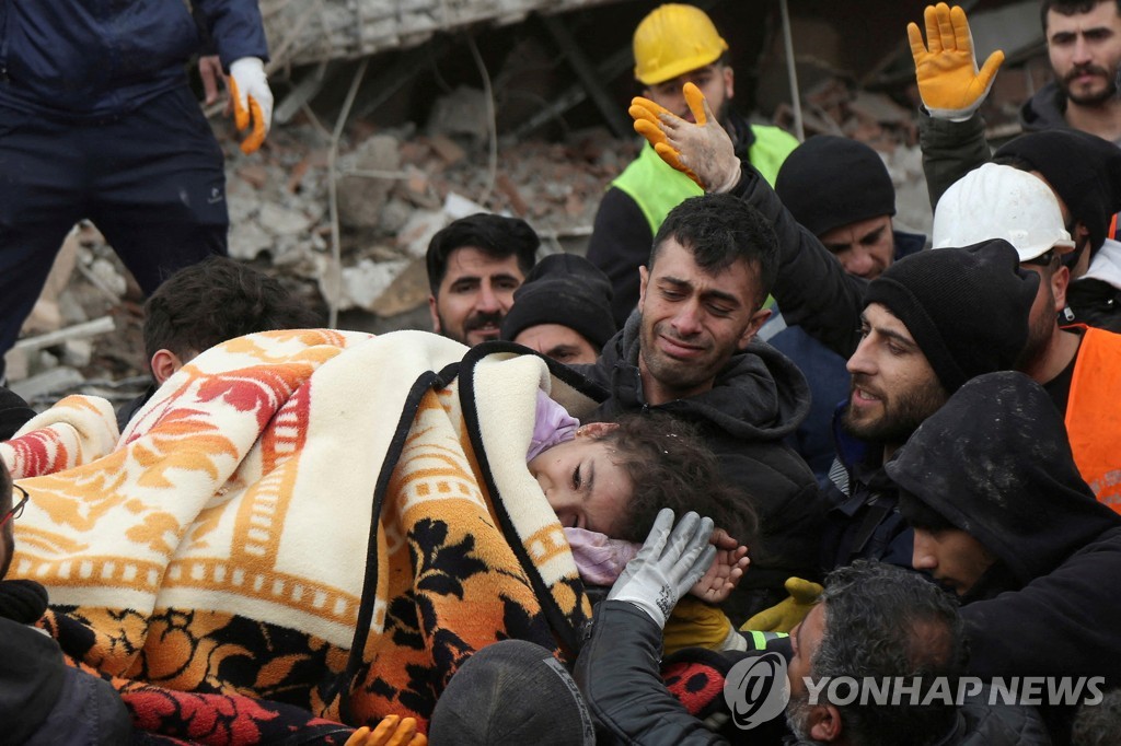 튀르키예 붕괴 건물 잔해에서 구조된 소녀