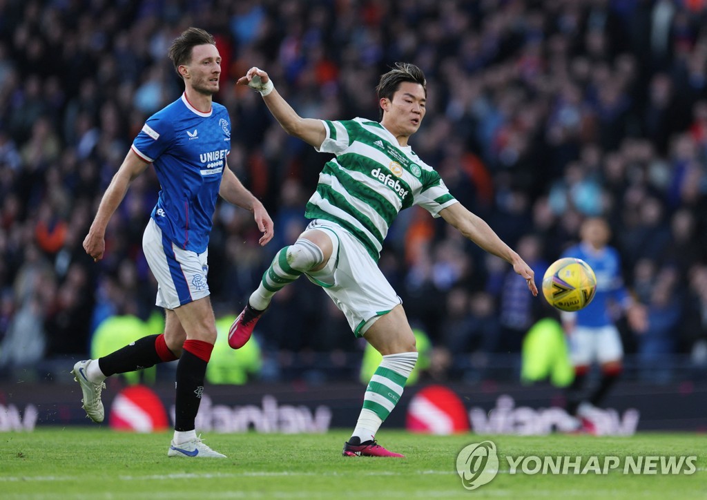 In this Reuters file photo from Feb. 26, 2023, Oh Hyeon-gyu of Celtic (R) battles Ben Davies of Rangers for the ball during the Scottish League Cup Final at Hampden Park in Glasgow, Scotland. (Yonhap)