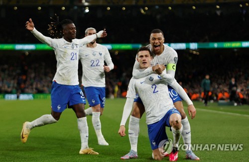 파바르의 골에 기뻐하는 프랑스 선수들