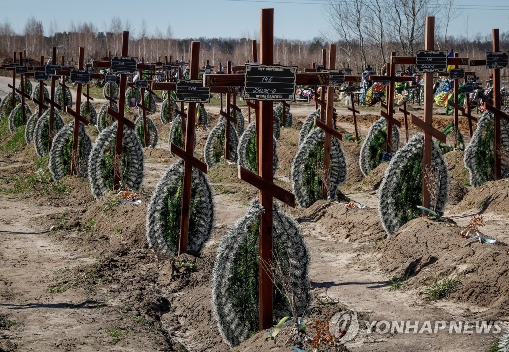 러시아군의 우크라이나 부차 대학살에서 희생된 신원미상자들의 무덤