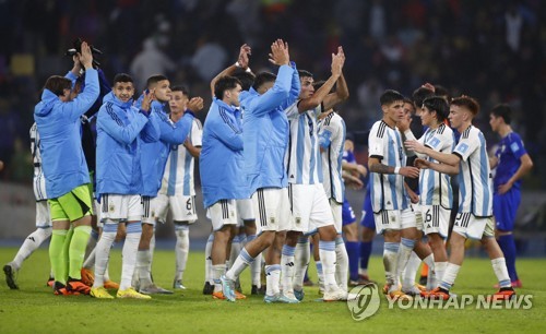 승리를 기뻐하는 아르헨티나 선수들