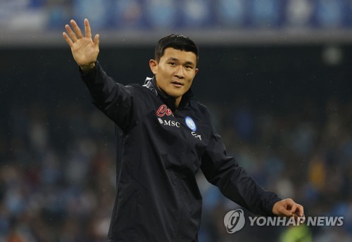 In this Reuters file photo from May 21, 2023, Kim Min-jae of Napoli acknowledges the supporters after a Serie A match against Inter Milan at Stadio Diego Armando Maradona in Naples, Italy. (Yonhap)