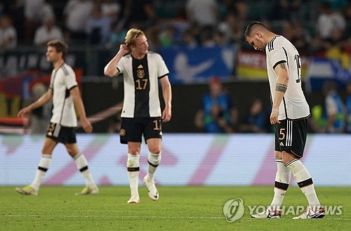 일본과의 경기 패한 뒤 아쉬워하는 독일 선수들
