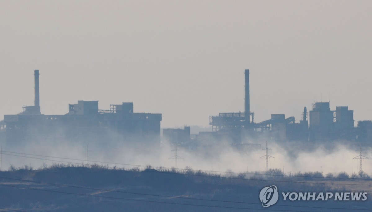 15일(현지시간) 아우디이우카에 연기가 피어오르고 있다.