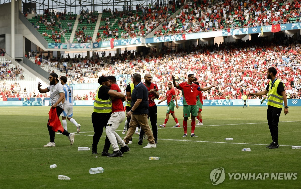 그라운드에 난입한 관중