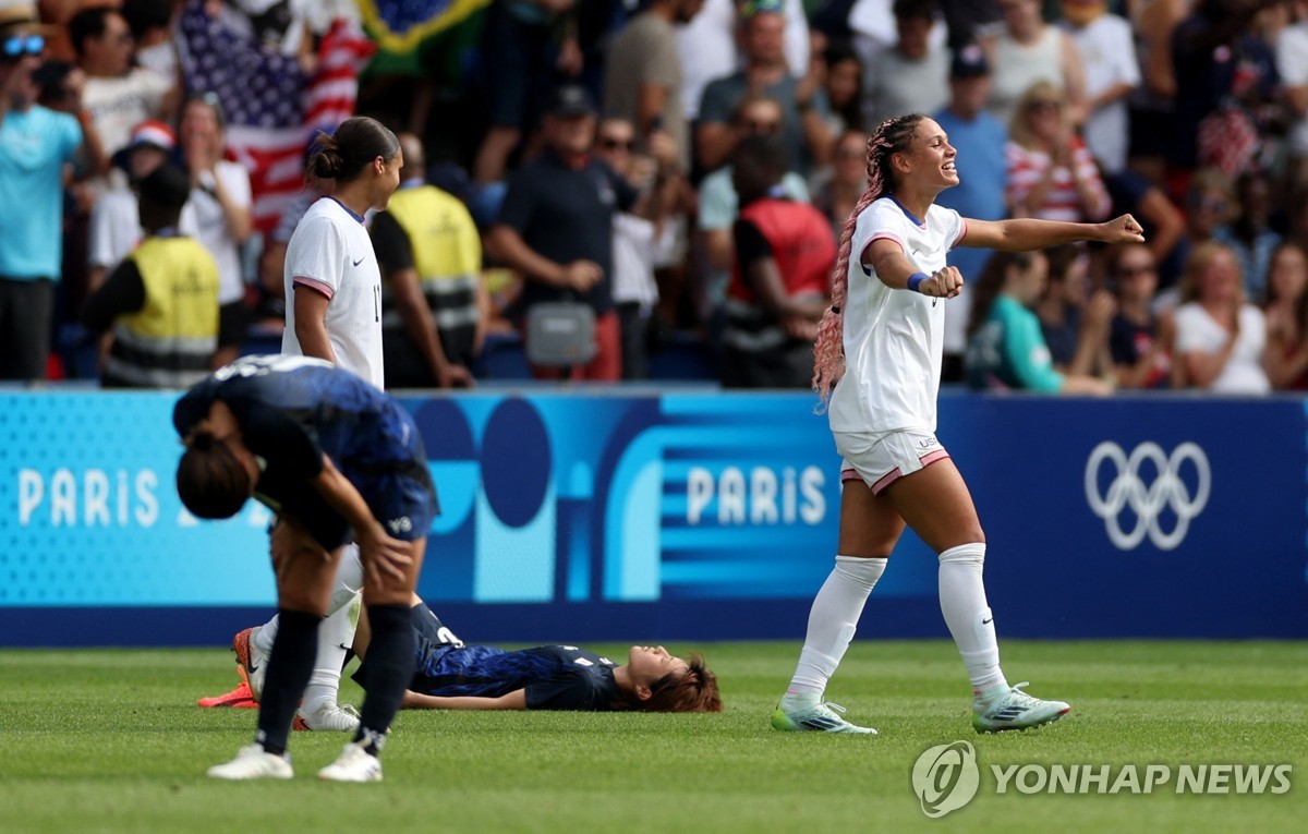 승리를 기뻐하는 미국 여자축구 대표팀의 트리니티 로드먼