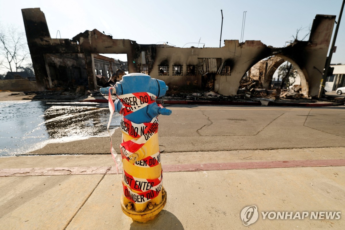 11일(현지시간) LA 화재 피해 지역에서 테이프가 붙여진 소화전