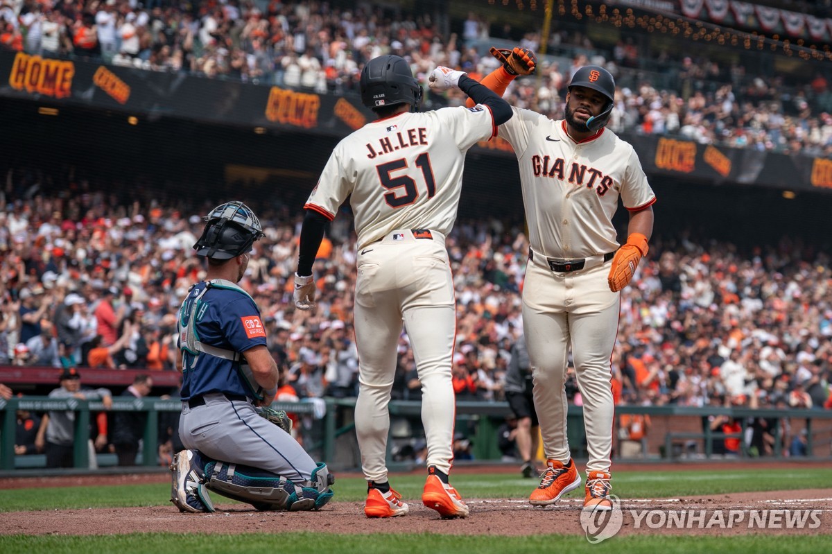 Lee Jung-hoo of the San Francisco Giants (L) celebrates with teammate Heliot Ramos after scoring against Seattle Mariners during a Major League Baseball regular-season game at Oracle Park in San Francisco on April 6, 2025, in this Imagn Images photo via Reuters. (Yonhap)