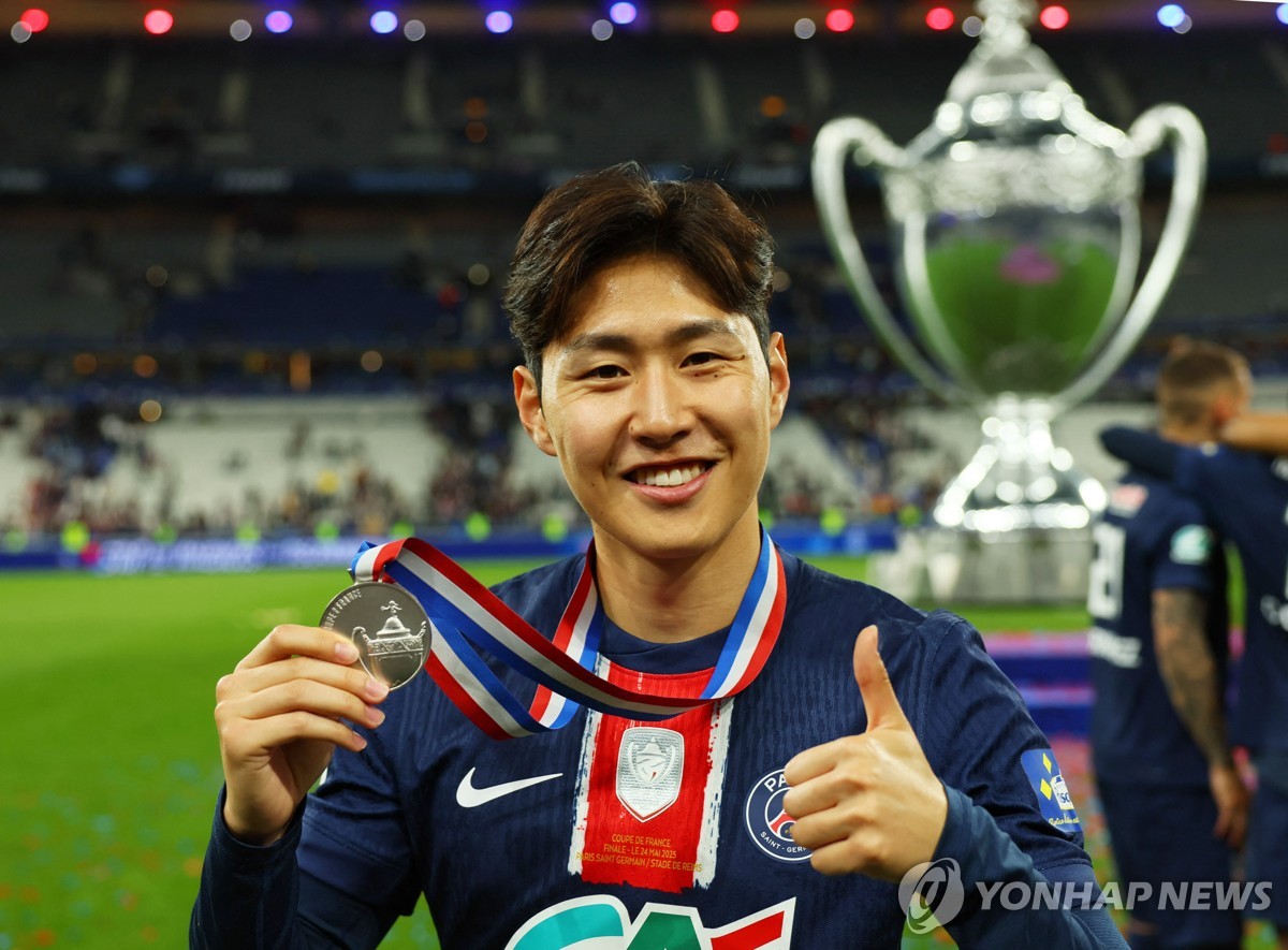 프랑스컵 우승 메달을 목에 걸고 엄지손가락을 들어 올린 이강인
