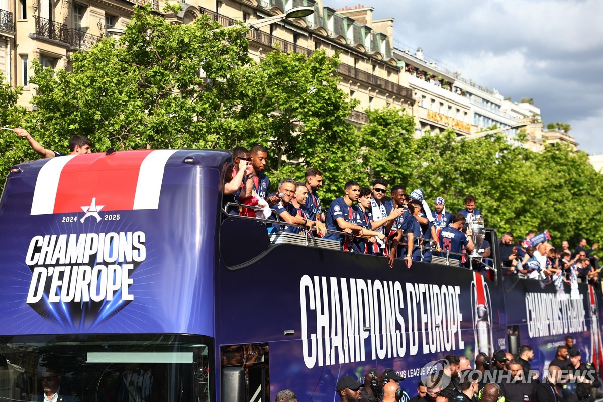 'UCL 우승' PSG, 샹젤리제대로·개선문서 카퍼레이드