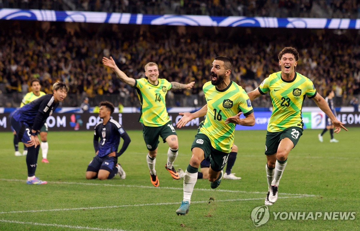 일본과의 경기에서 골 터뜨리며 기뻐하는 아지즈 베이치(16번)