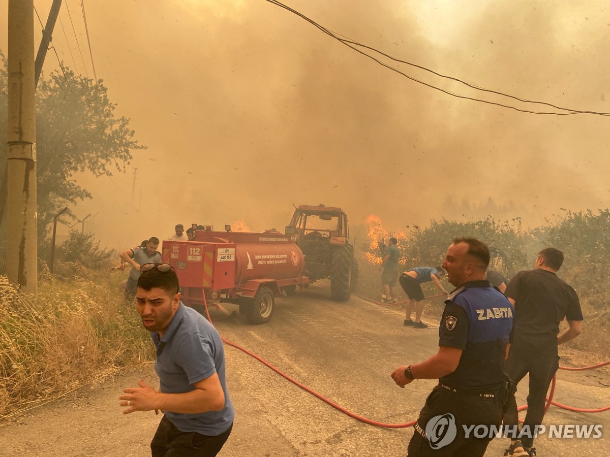 튀르키예 곳곳서 동시다발 산불…5만명 대피