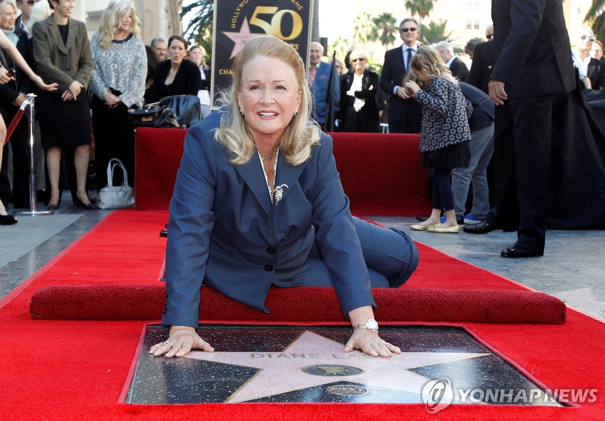 2010년 11월 할리우드 명예의거리에 입성한 별 명판을 기념하는 다이앤 래드