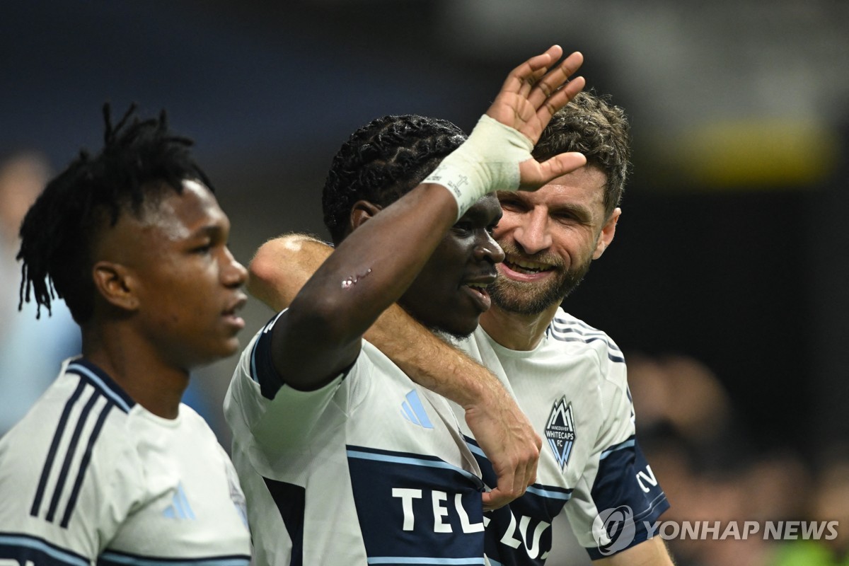 토마스 뮐러(오른쪽) 등 밴쿠버 선수들