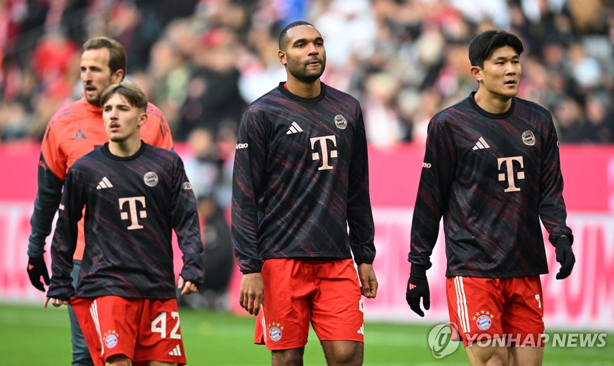 장크트 파울리전에 앞서 동료들과 몸 푸는 뮌헨의 김민재(맨 오른쪽)