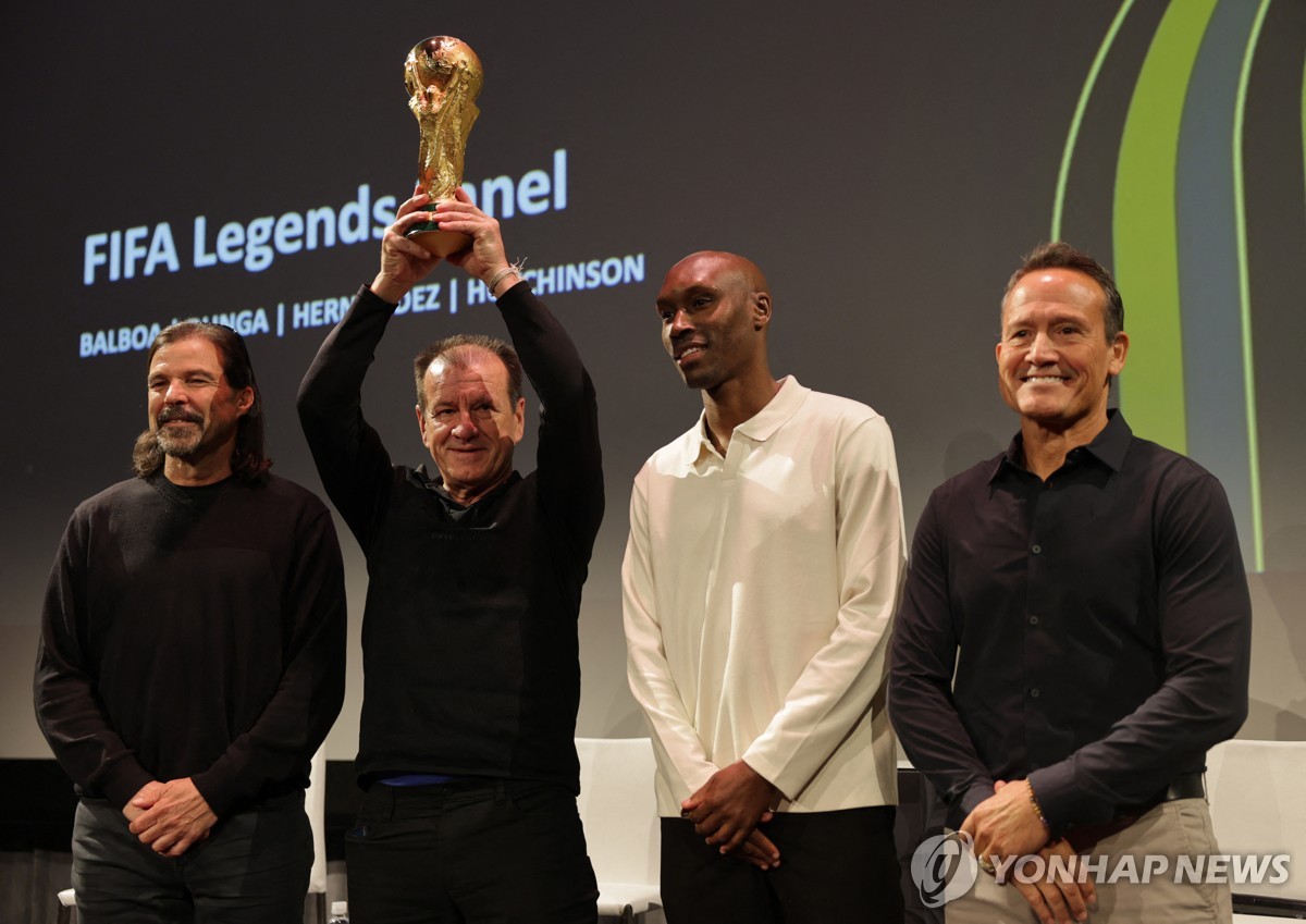 우승 트로피 들어 올린 둥가