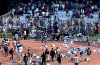 인도 투어 나선 축구스타 메시…경기장 조기 퇴장에 팬들 난동