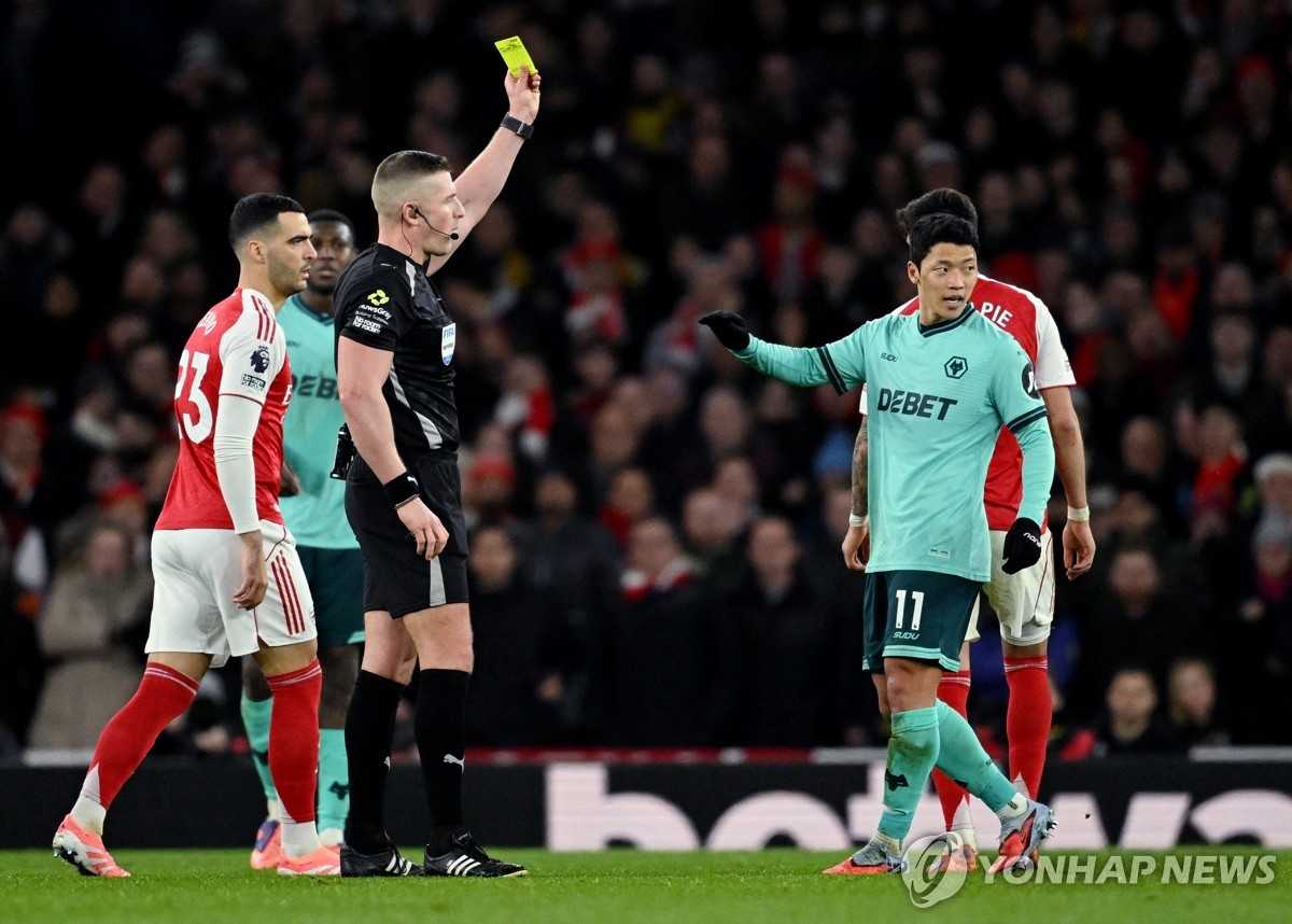 경고 받는 울버햄프턴 황희찬.