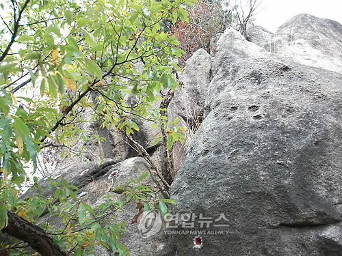 2009년 10월25일 촬영한 이른바 '북악산 김신조 루트' 중턱에 있는 호경암. 1968년 청와대를 습격한 무장공비와 총격전이 벌어진 이 곳에는 바위에 총알 자국 수십개가 남아 그날의 긴박한 상황을 그대로 전해준다. [연합뉴스 자료사진]