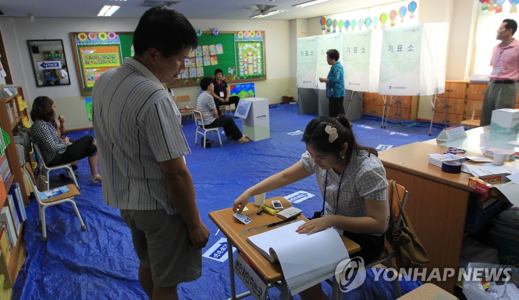 <7.28재보선> 투표하는 유권자들