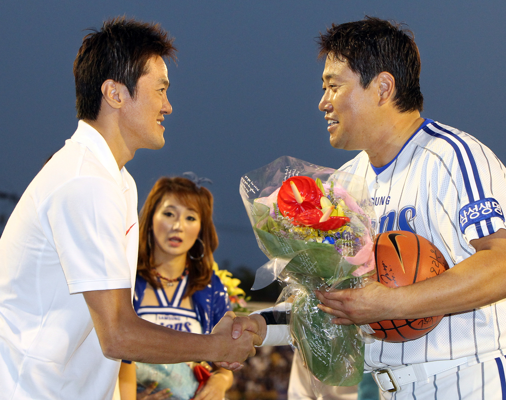2010년 같은 대구 연고 프로야구 삼성 양준혁 은퇴식에 참석한 김병철 코치(왼쪽)