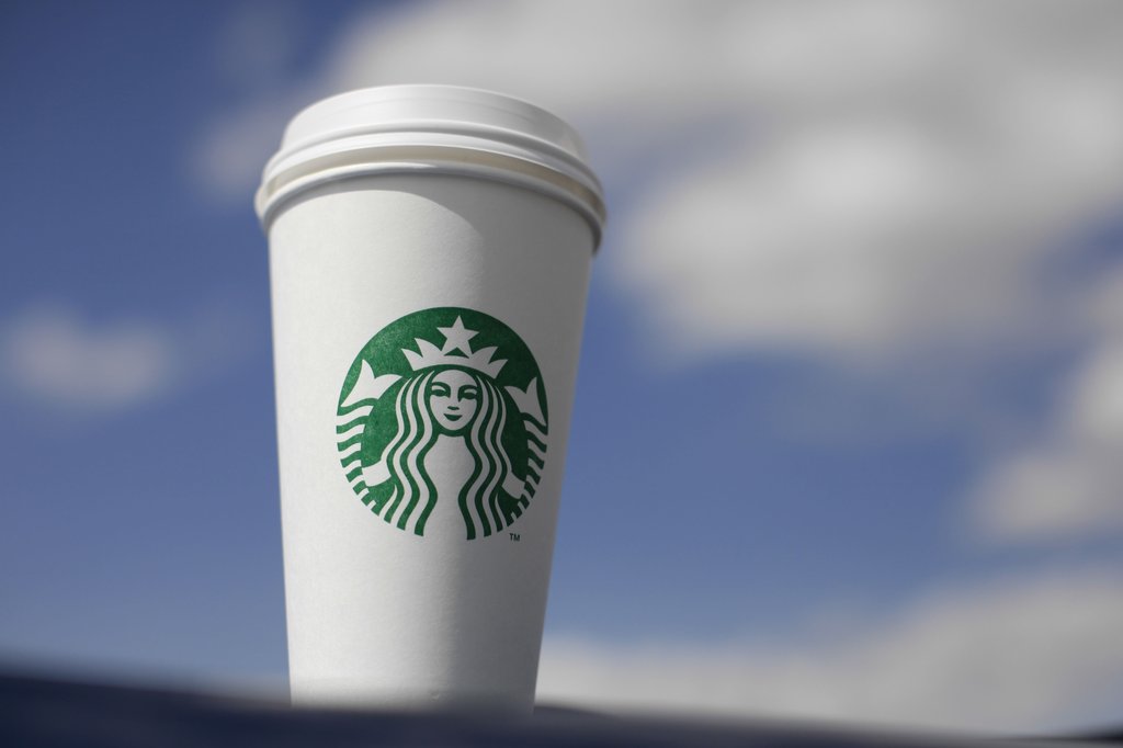 세계 최대의 커피 전문 체인인 스타벅스의 로고가 그려진 일회용 컵(AP=연합뉴스, 자료사진) 