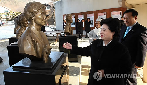 砧を打つ女　韓国作家　サインあり 看板製作 折りたたみサインボード A型ショップ看板 アイアン