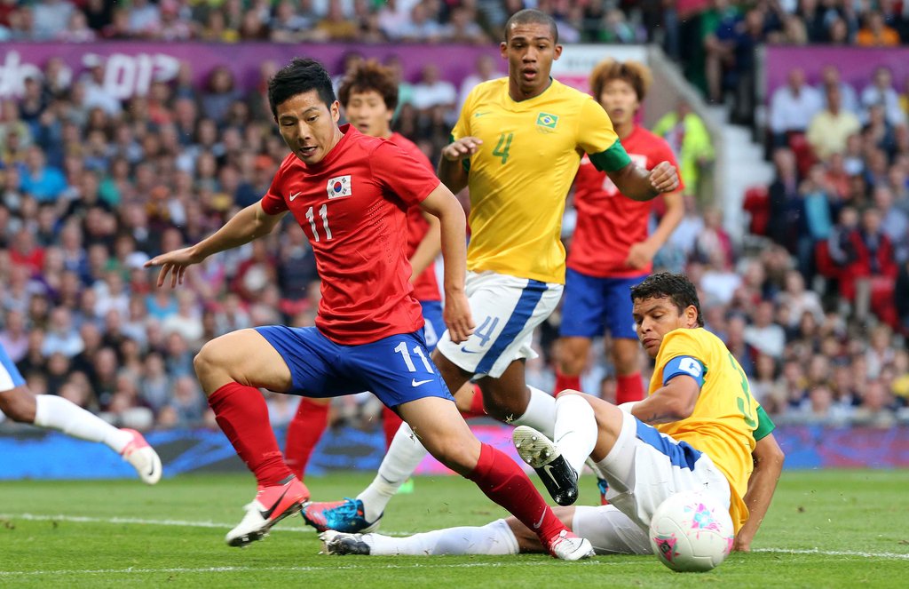 2012 런던 올림픽 남자축구 준결승전에서 브라질을 상대로 볼다툼을 펼치는 남태희