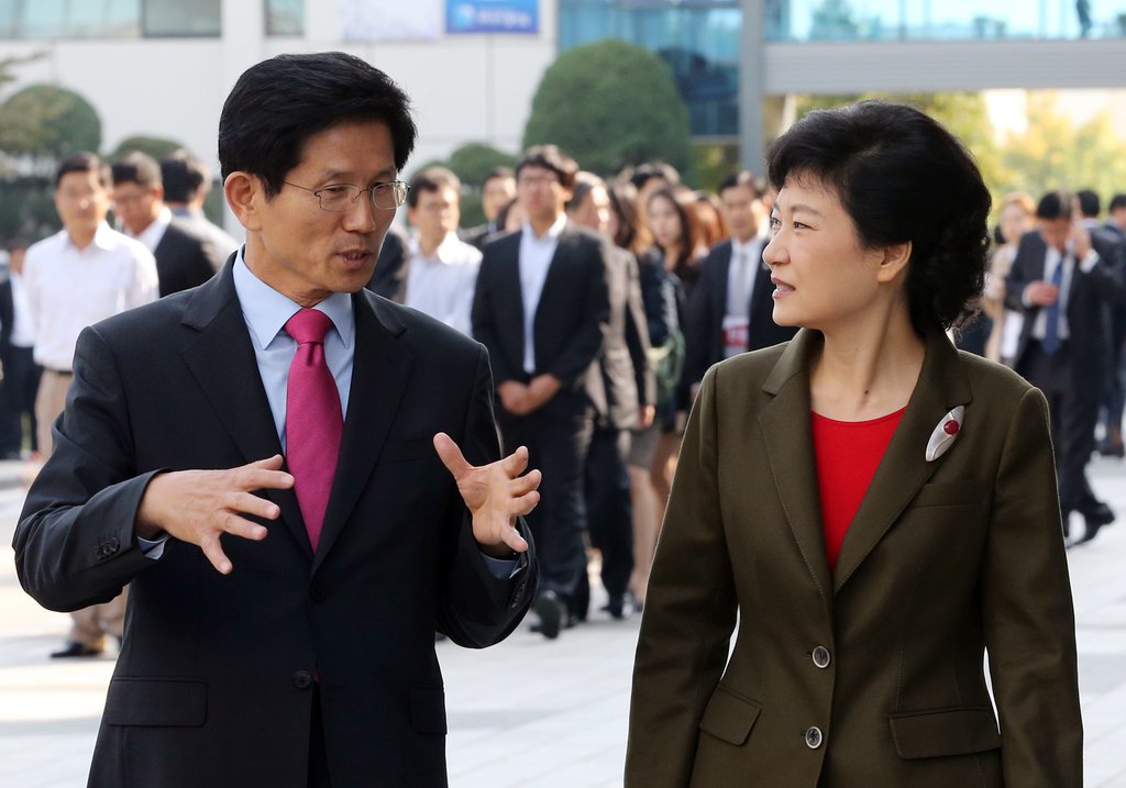 2012년 대화 중인 김문수-박근혜