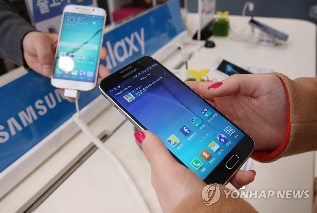삼성전자의 전략 스마트폰 갤럭시S6와 갤럭시S6엣지가 20개국에서 동시 판매에 들어간 10일 오전 서울 시내 한 이동통신사 대리점을 찾은 시민이 S6와 S6엣지 개통 상담을 하고 있다.
