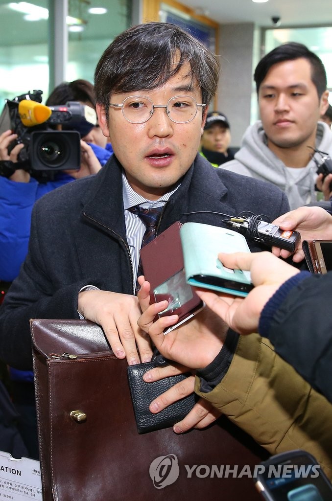 취재진 질문에 답하는 한상균 민주노총 위원장 변호인 | 연합뉴스