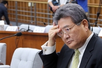 검찰, '신동주 불법자문' 민유성 전 산업은행장 구속영장