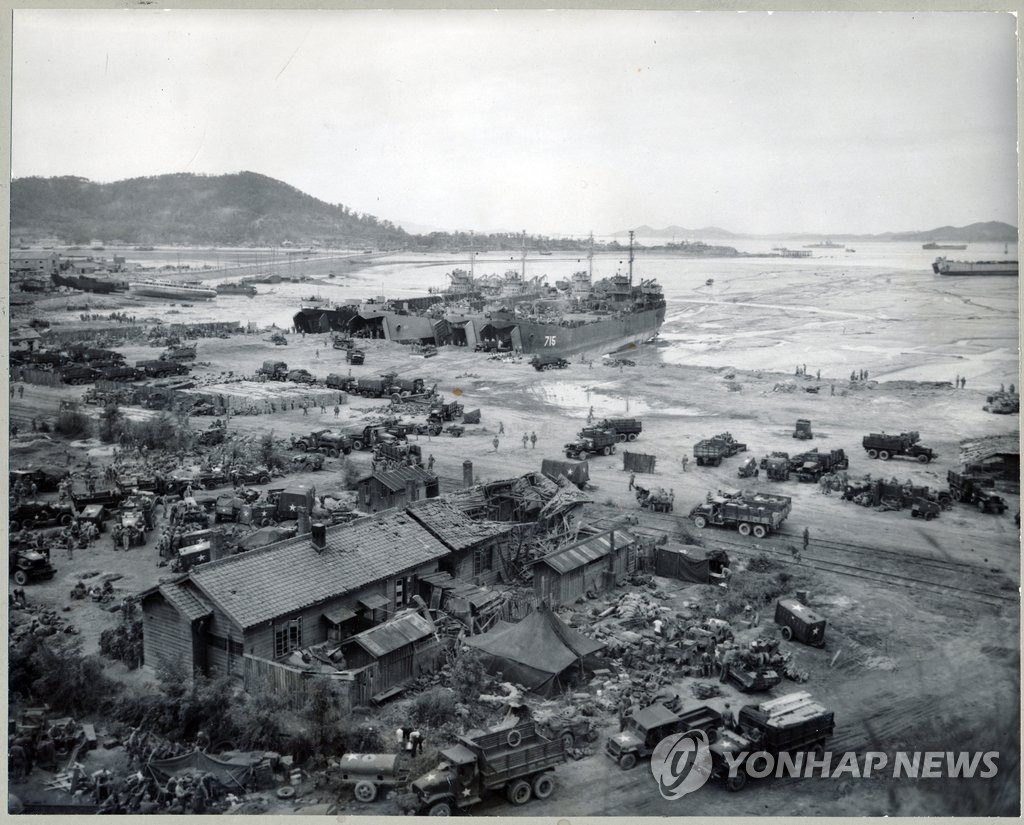 1950년 인천항에 정박한 연합군 전차상륙함