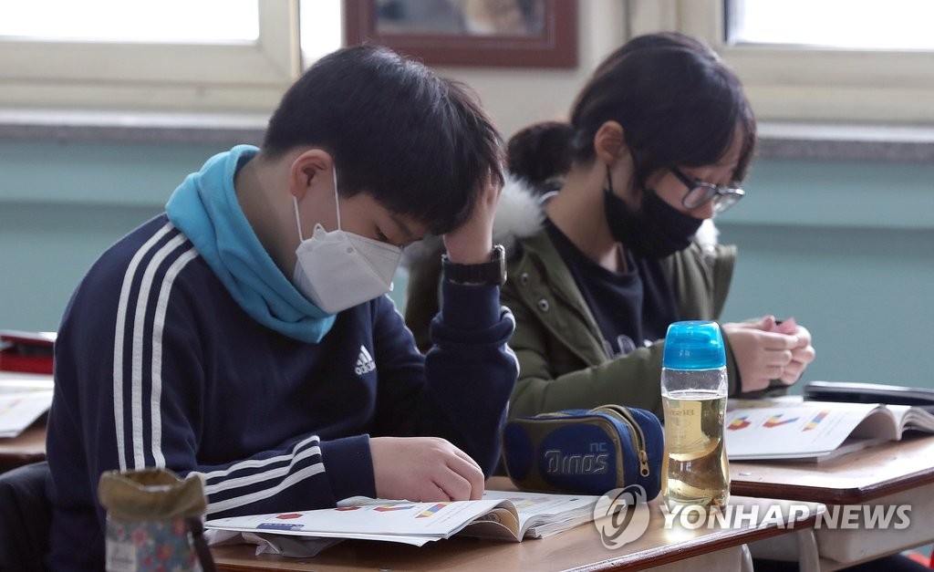 독감이 한창 유해인 2016년 12월 한 초등학교에서 학생들이 마스크를 착용한 채 수업에 참여하고 있다. [연합뉴스 자료사진] 