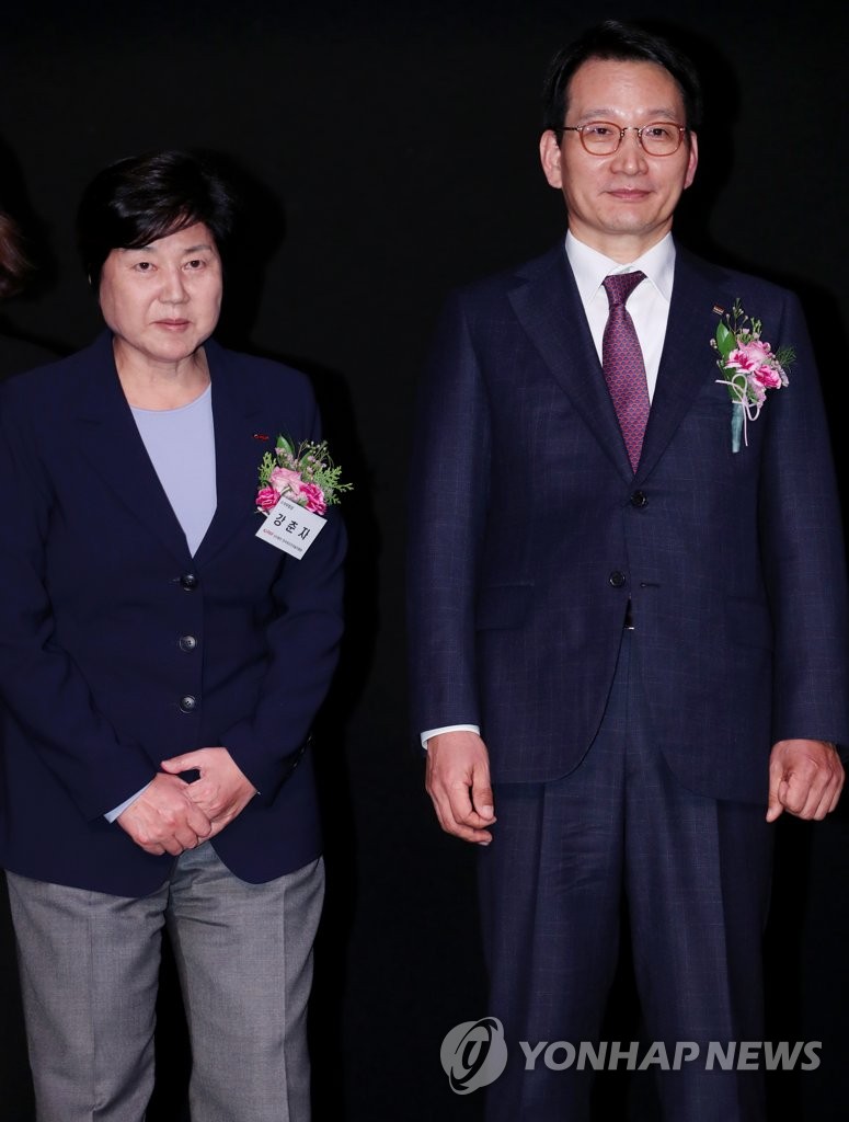 2017년 KLPGA 회장 취임식 당시의 김상열 호반건설 회장(오른쪽)과 강춘자 당시 수석부회장.