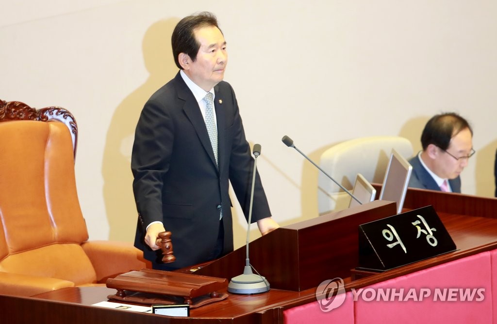 한국당 퇴장, 총리 임명동의안은 상정