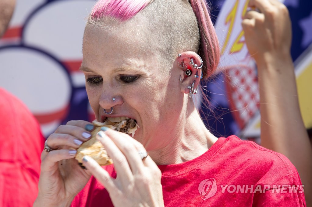 10분 만에 21개 버거 '꿀꺽'…美 햄버거 빨리 먹기 대회 | 연합뉴스 10분 만에 21개 버거 '꿀꺽'…美 햄버거 빨리 먹기 대회 | 연합뉴스