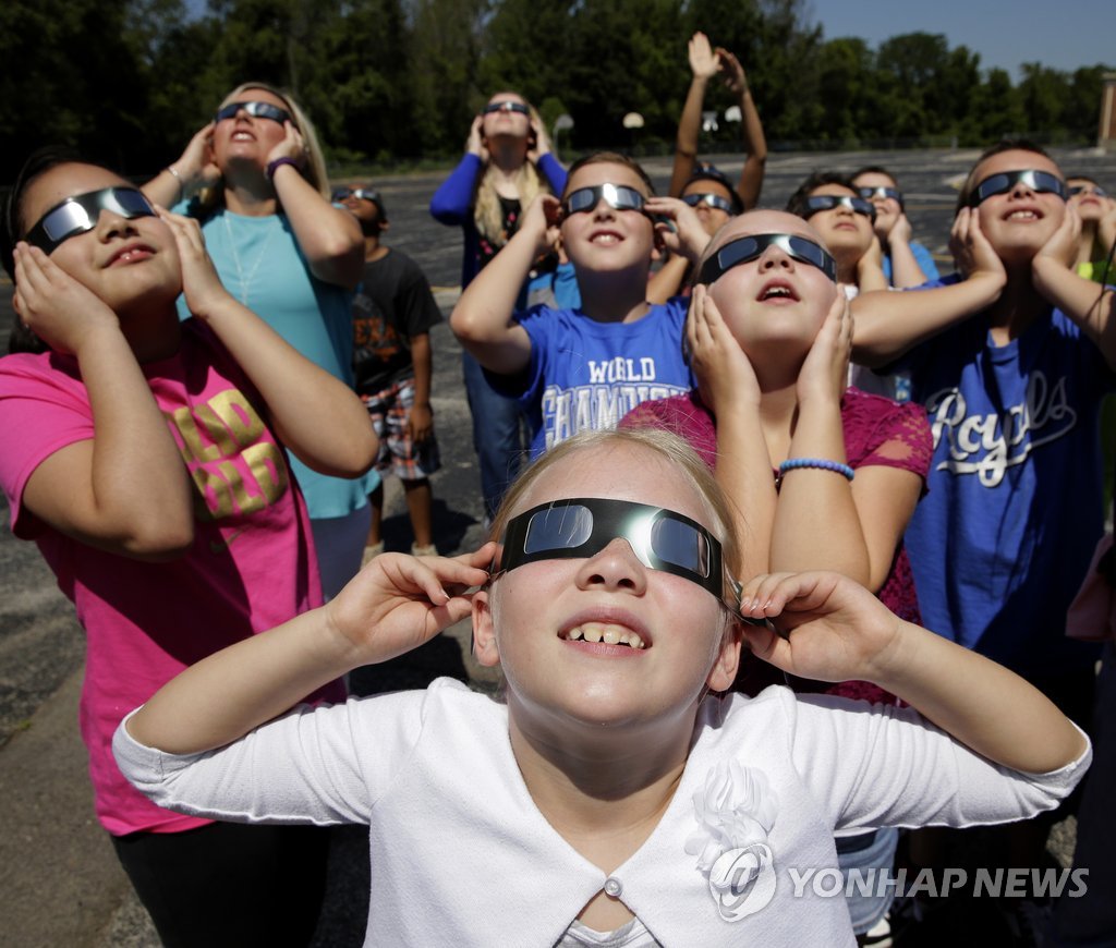 지난 18일(현지시간) 미주리 주 캔자스시티의 한 초등학교에서 개기일식 관찰용 안경 사용법을 배우는 학생들[AP=연합뉴스]