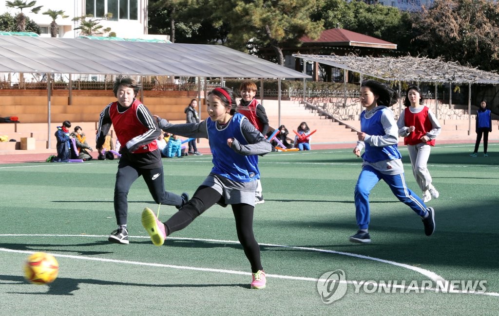 여학생 체육활동 모습 [연합뉴스 자료사진]