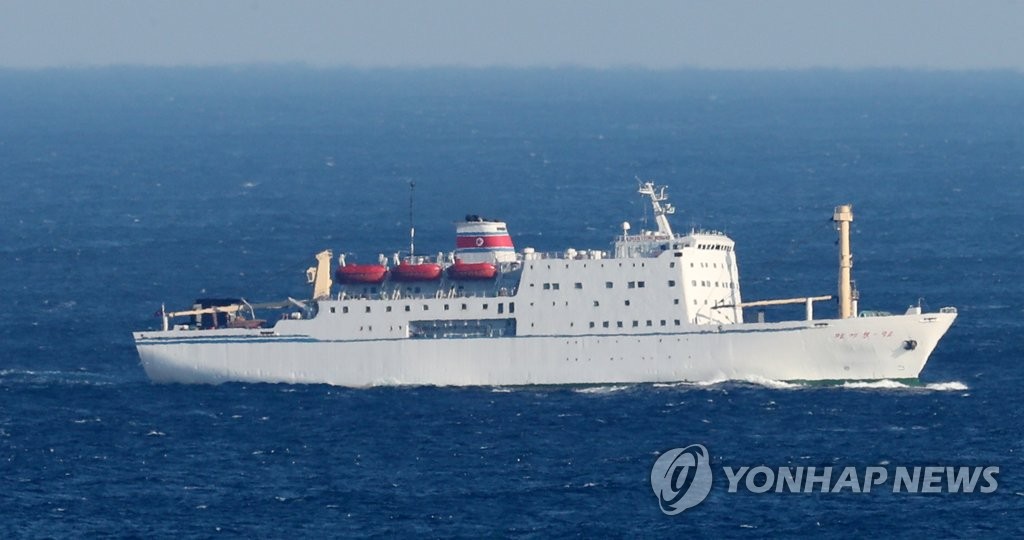 朝鲜艺术团乘船抵韩