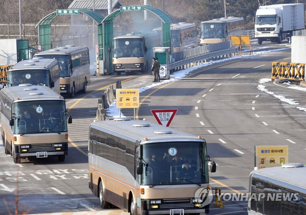 朝鲜拉拉队由陆路抵韩