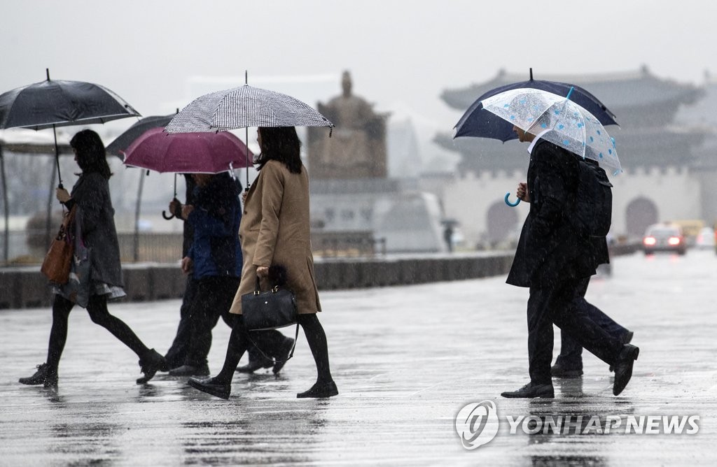 빗속에서 우산을 쓴 시민들
