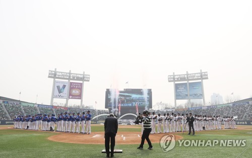 프로야구 SK, 개막전서 우승 행사…NC는 새 구장 소개