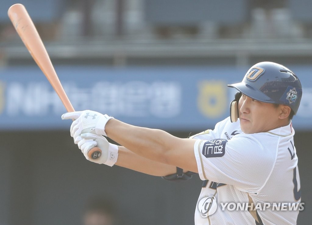 In this file photo from March 25, 2018, Na Sung-bum of the NC Dinos gets a base hit against the LG Twins in the bottom of the eighth inning of a Korea Baseball Organization regular season game at Masan Stadium in Changwon, 400 kilometers southeast of Seoul. (Yonhap)