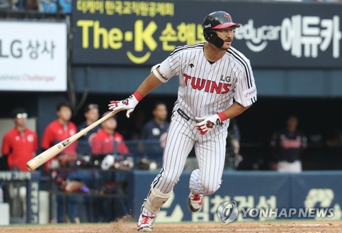 LG Twins DH Park Yong-taik (39) notches career hit #2,319, surpasses Yang  Joon-hyuk as new career hits leader in South Korean Baseball. : r/baseball