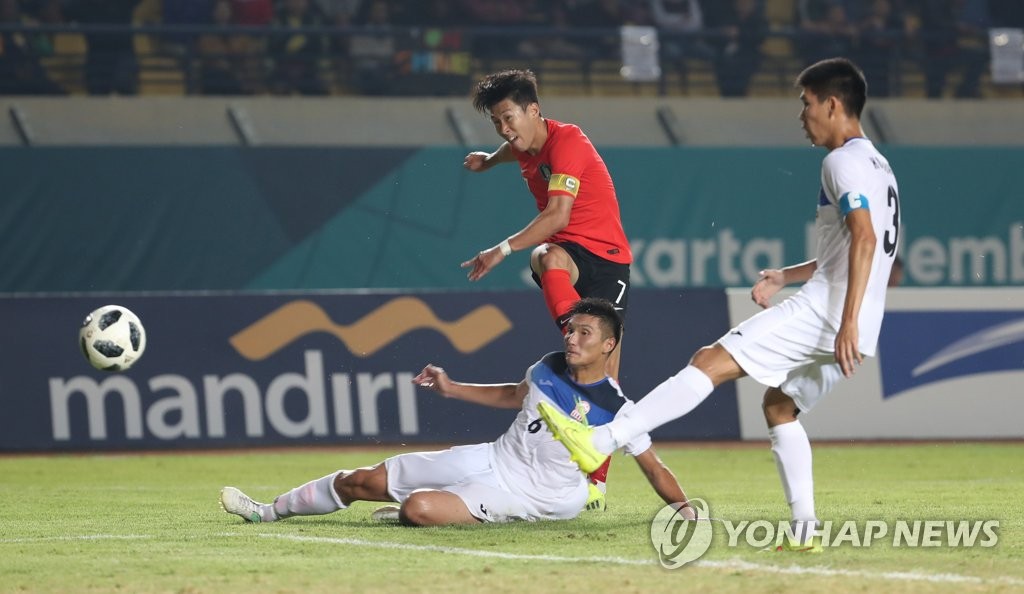 In this file photo taken Aug. 20, 2018, South Korea's Son Heung-min (C) takes a shot during his side's Group E match against Kyrgyzstan at the 18th Asian Games in Bandung, Indonesia. (Yonhap)