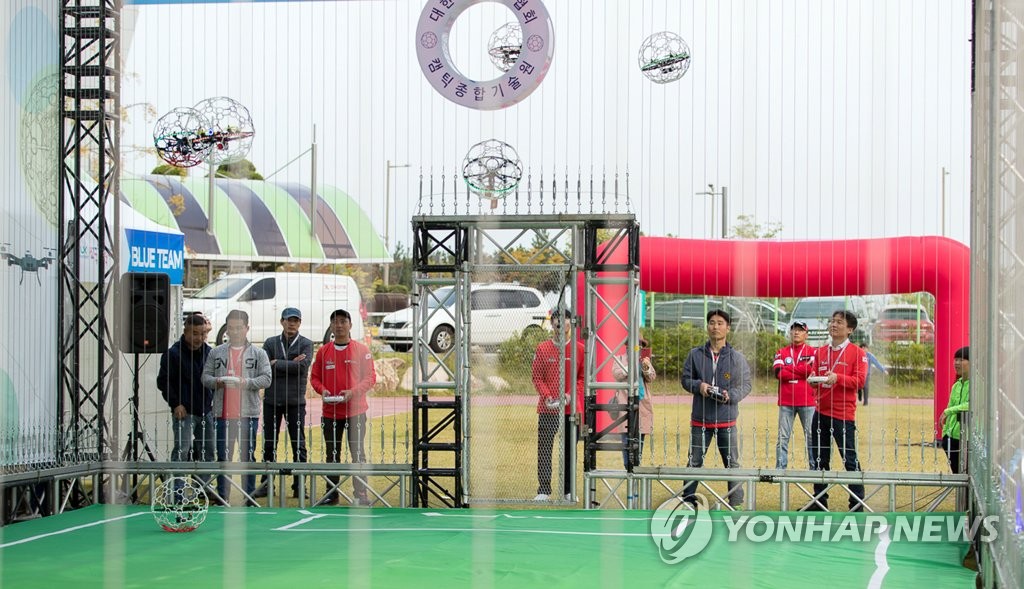 This photo, provided by the Korea Land and Geospatial InformatiX Corporation on Oct. 9, 2018, shows participants in a drone soccer competition in Jeonju, North Jeolla Province. (Yonhap)